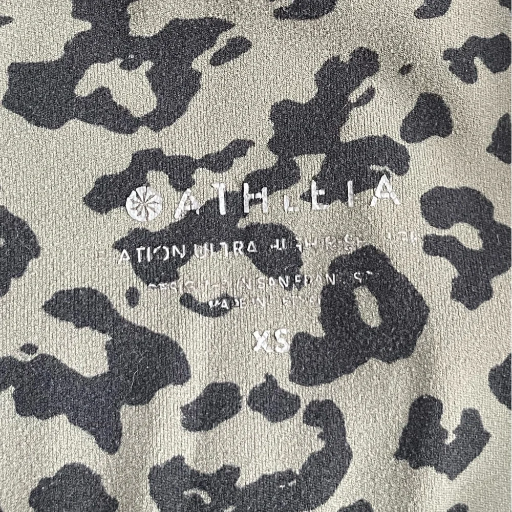 Athleta Leopard Elation Ultra High Rise Tight in Anthracite Gray - Picture 7 of 12